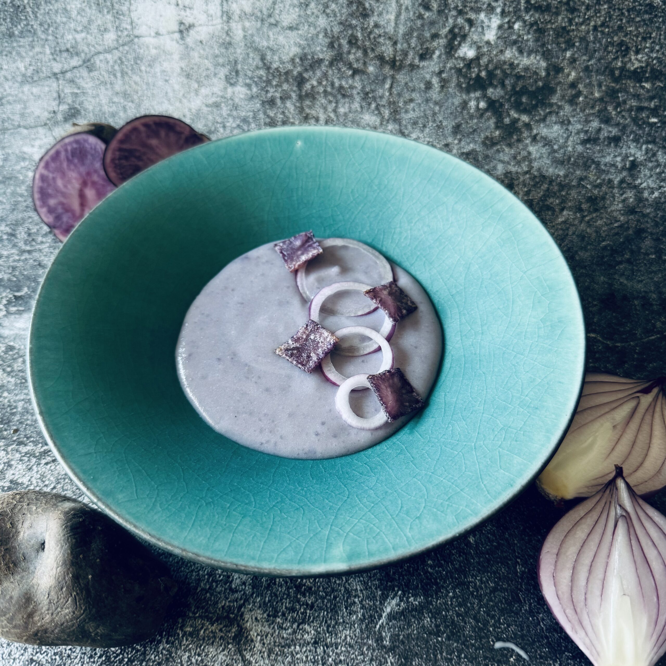 シャドークイーンと紫玉ねぎのヴィシソワーズ